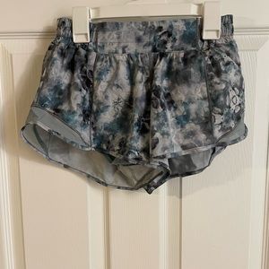 Lululemon Hotty Hot 2.5 inch Size 6